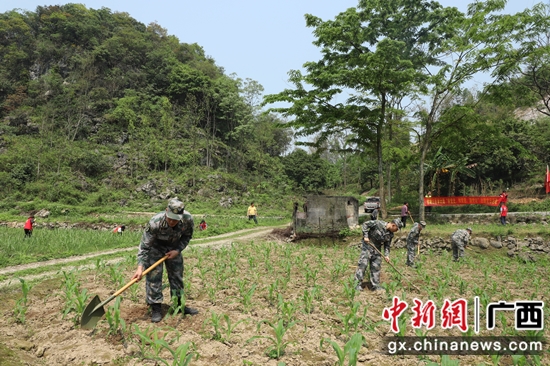 党员干部将党史进修成就转为为民干实事的动作中 李晓锋 摄 河池金城江区百岁老人唱红歌 忆苦思甜感党恩