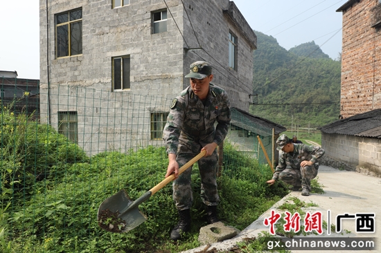 人武部士兵在肯朋屯清理排水沟杂草 韦福珍 摄 河池金城江区百岁老人唱红歌 忆苦思甜感党恩