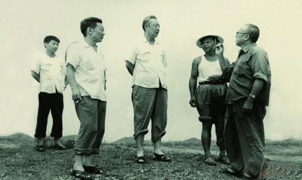 1978年8月，习仲勋（左三）在广东惠阳农村调研。习近平（左一）操作暑期时间介入社会实践，伴同父亲一起下乡。