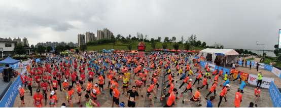 千余人火力全开，雨中豪情畅跑松雅湖_湖北在线