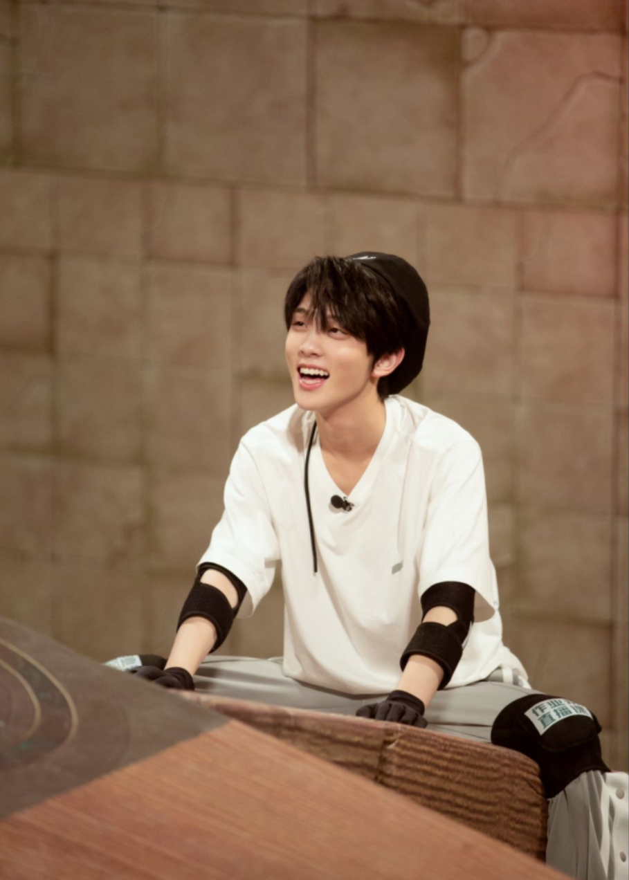 《猖獗的麦咭8》黄奕暖心护娃有点甜，缔造营人气选手解锁闯关神操纵