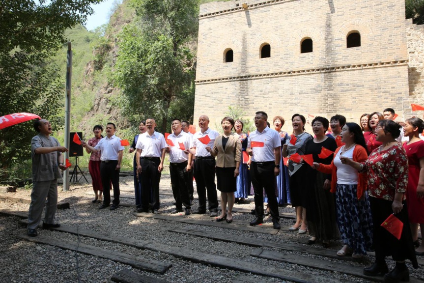 琅琅念书声响起，古北口长城脚下诵读赤色经典诗篇