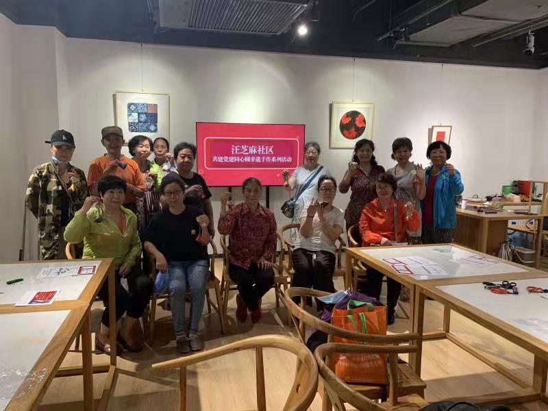 北京东城景山街道汪芝麻社区开展端午节香囊建造勾当