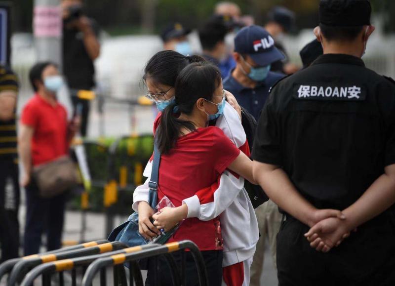 人大附中送考团一片“红” 本年每三科场设一家长等待区