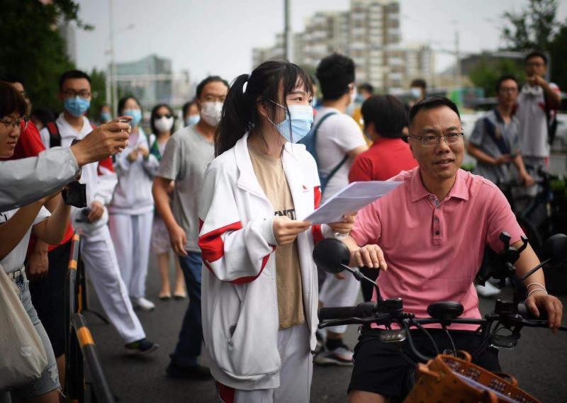 人大附中送考团一片“红” 本年每三科场设一家长等待区