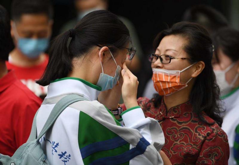 人大附中送考团一片“红” 本年每三科场设一家长等待区