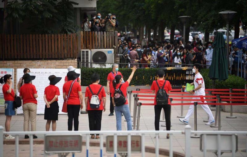 人大附中送考团一片“红” 本年每三科场设一家长等待区