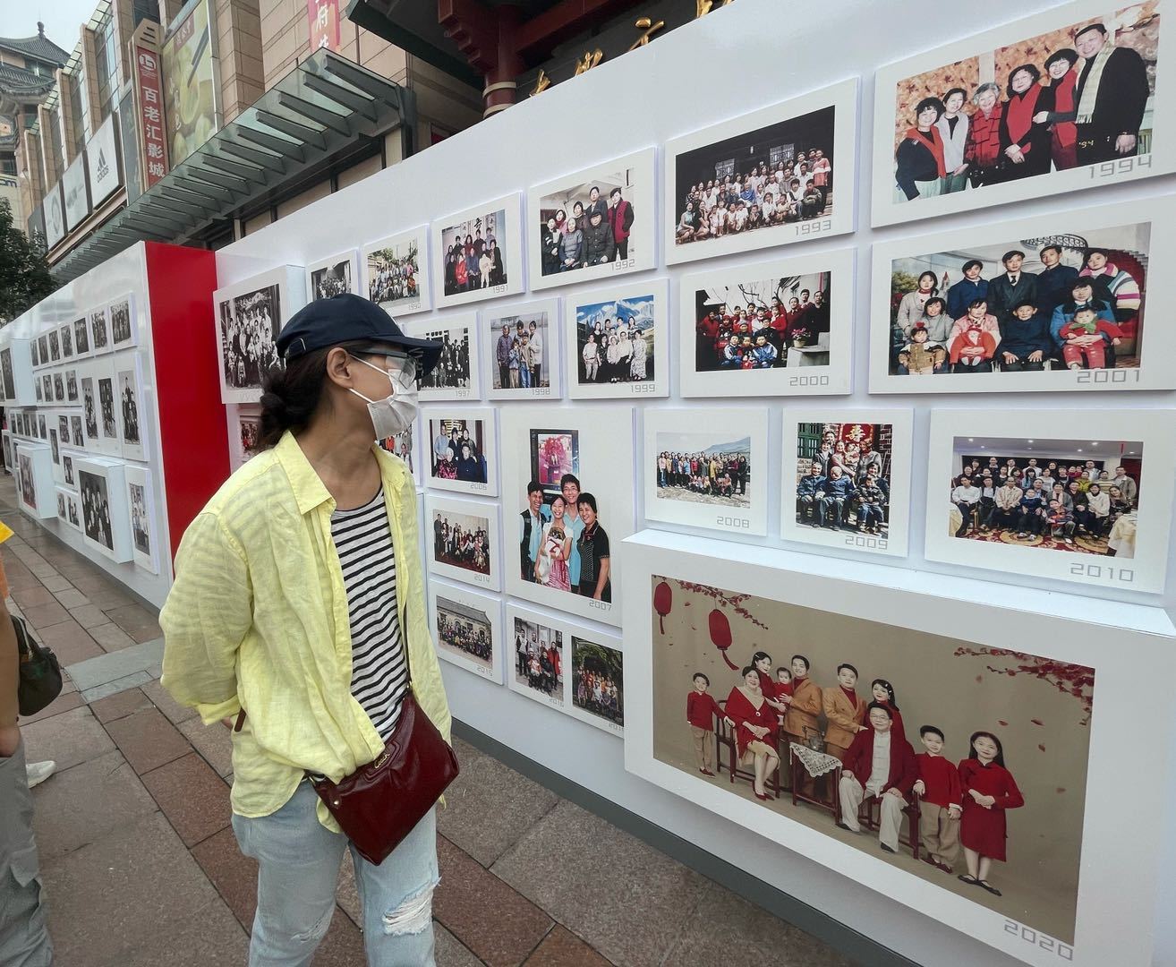 王府井步行街上,323幅摄影作品泛起中国黎民百年糊口巨变