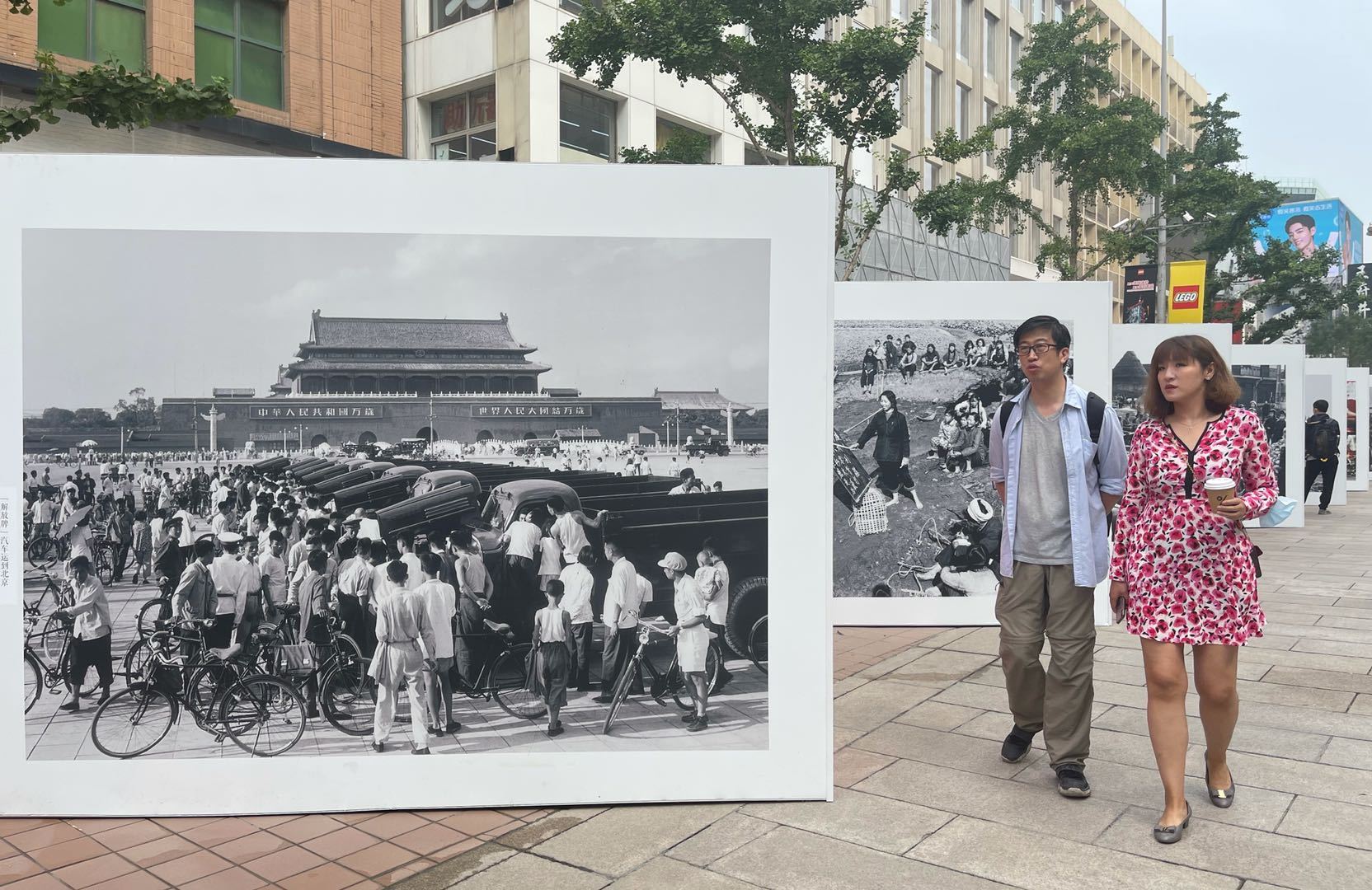 王府井步行街上,323幅摄影作品泛起中国黎民百年糊口巨变