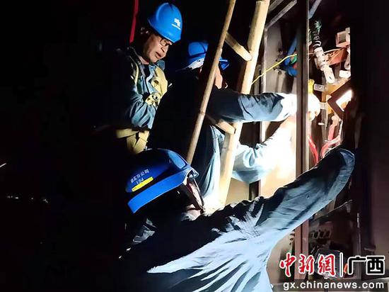 崇左供电公司冒酷暑抓抢修为群众送“风凉电”
