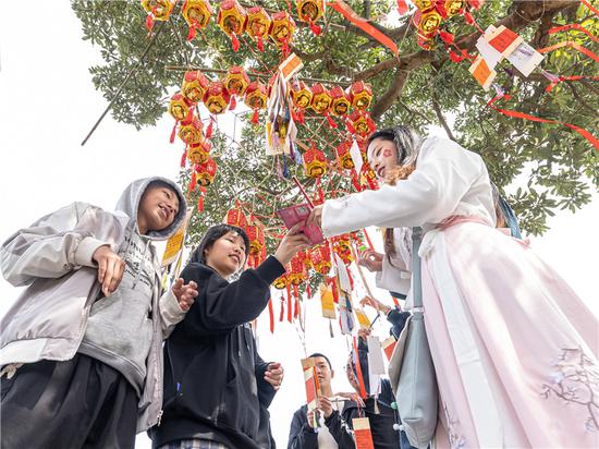 浙江奉化桃园春意浓 别样党史“飞花令”受追捧