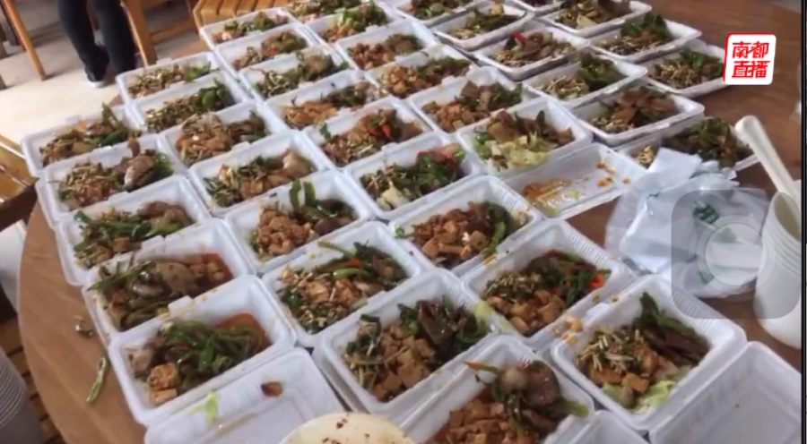 西昌火警另一面:饭馆老板为救火员备午餐,志愿者夜晚留守送大衣