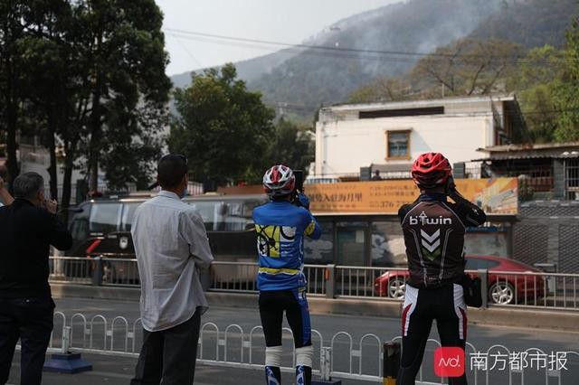 西昌火警另一面:饭馆老板为救火员备午餐,志愿者夜晚留守送大衣