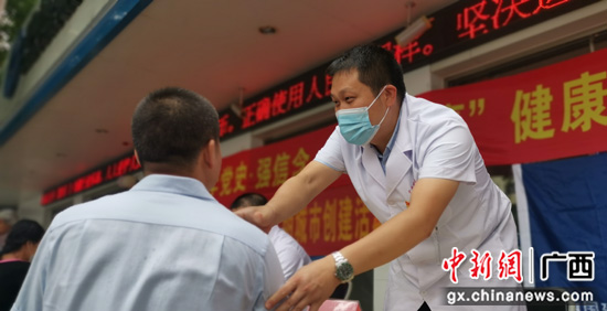 医院专家上街义诊 市民群众得到实惠