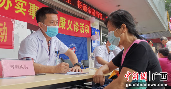 医院专家上街义诊 市民群众得到实惠