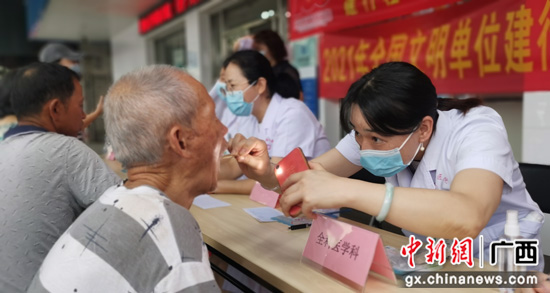 医院专家上街义诊 市民群众得到实惠