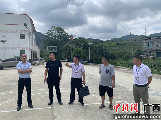 图为调研现场 巴马宣传部供图 天巴高速5标项目部捐扶助力巴马立德村民众处事设施建树