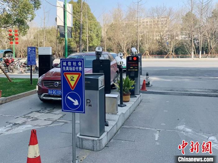 浙江杭州,依托杭州都市大脑的一处“先离场后付费”无杆停车场。 张斌 摄 浙江:如何翻开数字化改良“新章”?