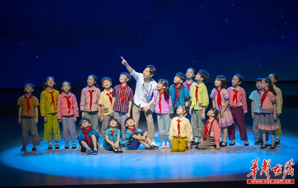 大型史诗歌舞剧《大地颂歌》首次果真表演 杜家毫许达哲李微微乌兰寓目