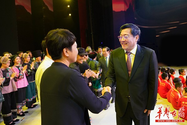 大型史诗歌舞剧《大地颂歌》首次果真表演 杜家毫许达哲李微微乌兰寓目