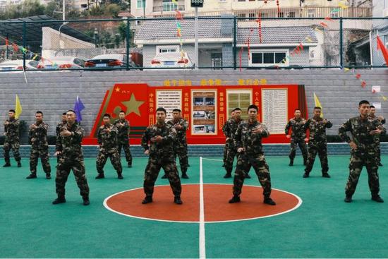 武警温州支队：“云”上文化“大礼包”为春节添出色