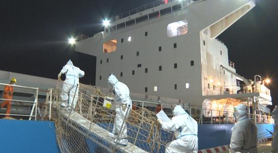 海关关员恪守港口国门：入境卫生检疫不放松