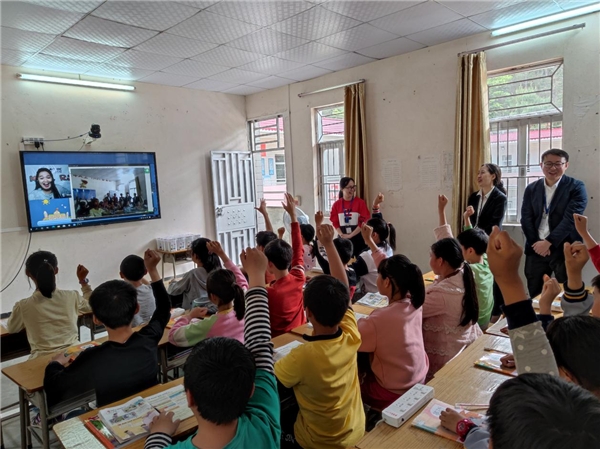 阿卡索在线英语素质教训，副手更多中国孩子自信地面对世界