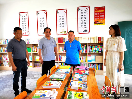 自治区民宗委深入宁明县共建“那书苑•全民阅读农家信屋”