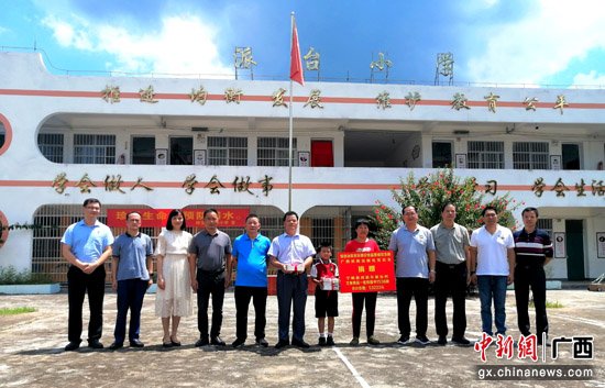 自治区民宗委深入宁明县共建“那书苑•全民阅读农家信屋”