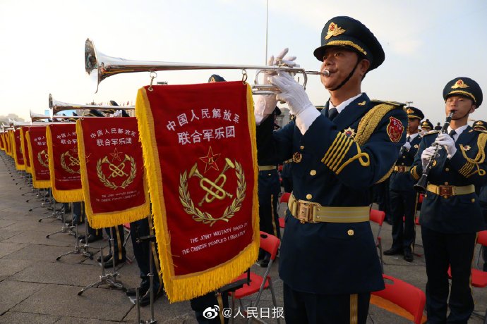 帅！军乐队天安门广场现场图