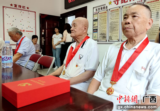 桂林市人防办进行“庆幸在党50年”眷念章揭晓典礼