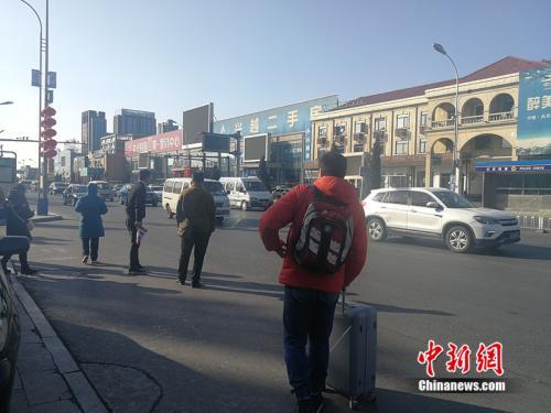2019年2月20日，北京燕郊售楼一条街上，发放楼盘告白传单的人到处可见。<a target='_blank' href='http://www.chinanews.com/' >中新网</a>记者 邱宇 摄
