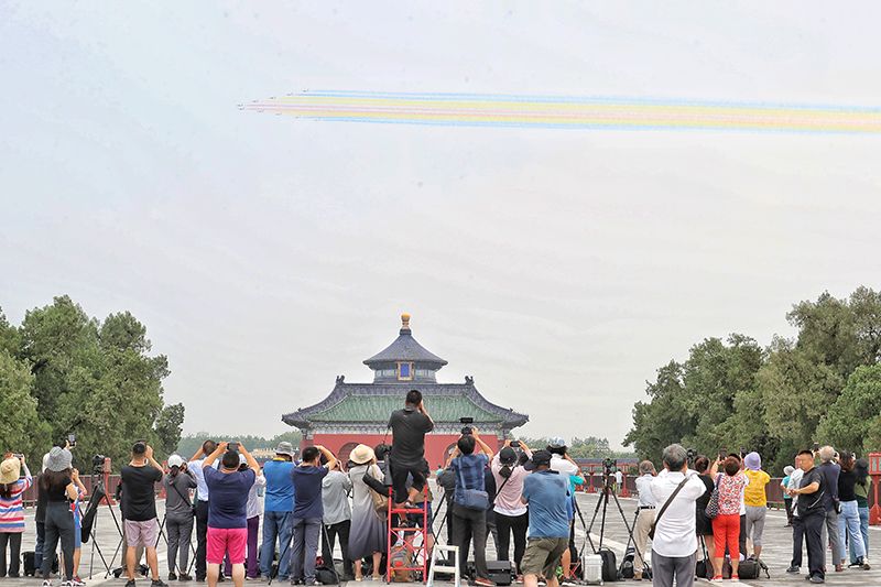 共庆百光阴诞 ｜首都会民寓目空中梯队航行演出