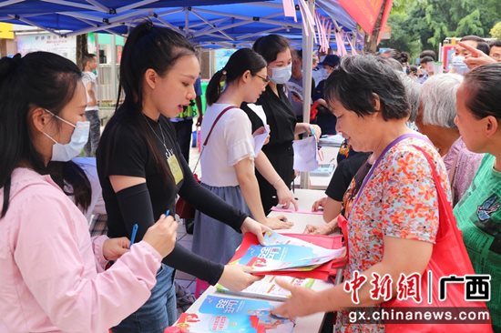 图为:部分事恋人员向市民发放安详出产宣传资料 冯克灵 摄 广西-东盟经开区开展“安详出产月”系列勾当