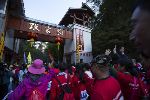 2019年湖南武陵源徒步大会暨张家界黄石寨高空扁带对抗赛成功举办_湖北在线