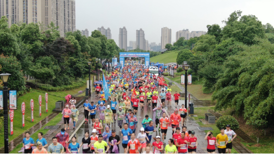 千余人火力全开，雨中激情畅跑松雅湖_湖北在线