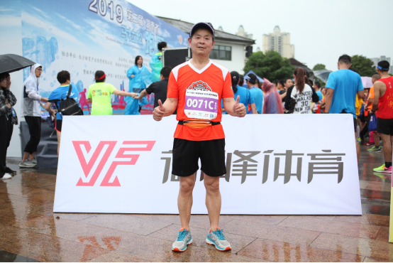 千余人火力全开，雨中激情畅跑松雅湖_湖北在线