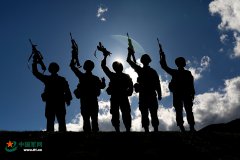 边防战士执勤剪影 风景这边独好