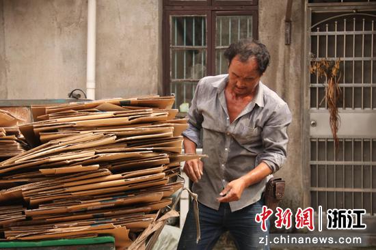 收废品的油画喜好者：“有了追求生命就有光”