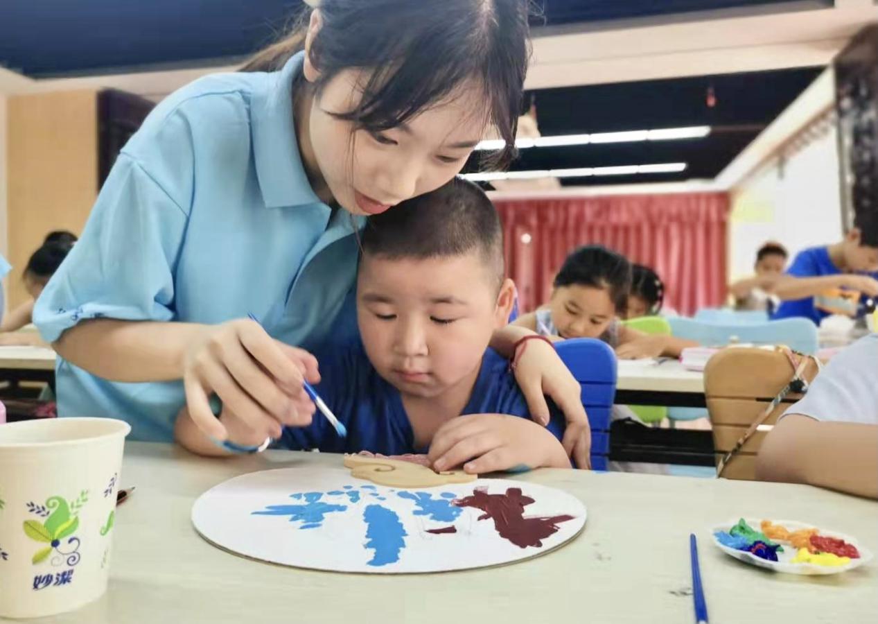 行知学堂里的赶路人