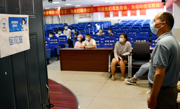 合肥42中湖畔分校学生有序到校接种新冠疫苗