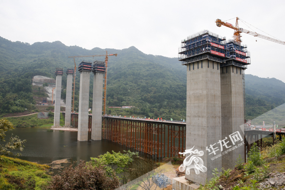 视频 | 渝湘复线高速节制性工程全面动工 五布河特大桥首个墩身身高打破百米
