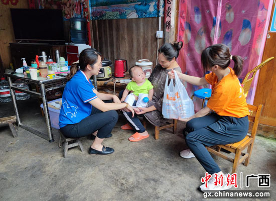 爱心企业到桂林宛田瑶族乡中江村委开展未成年人慰问勾当