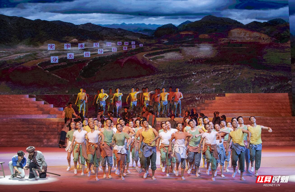 背后②丨解除万难“啃硬骨头” ，在格斗中缔造优美糊口