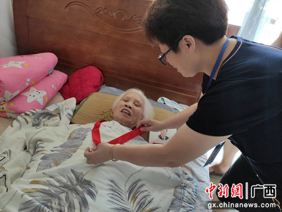 桂林七星区为“庆幸在党50年”党员揭晓眷念章