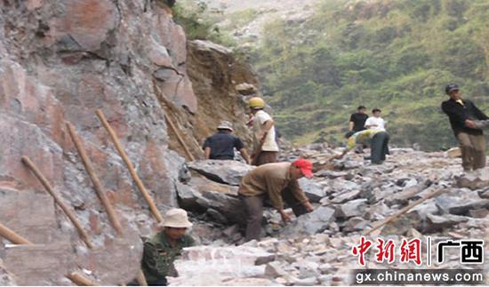 广西马山瑶乡公众9年修通绝壁“天路”