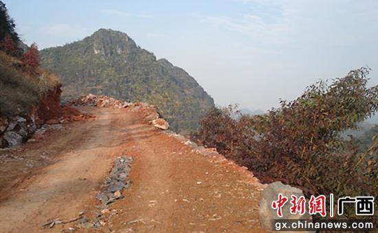 广西马山瑶乡公众9年修通绝壁“天路”