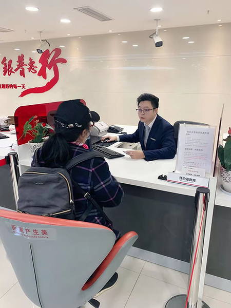 工行重庆沙坪坝支行个贷中心主管用真诚办事化解客户疑惑