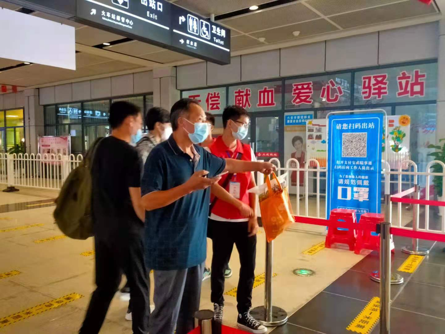 裕安区小西岳街道开展“助力新冠疫苗接种 青年志愿者在动作”处事勾当