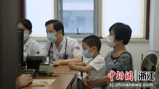 在不绝传承创新中 让中医药融入现代糊口